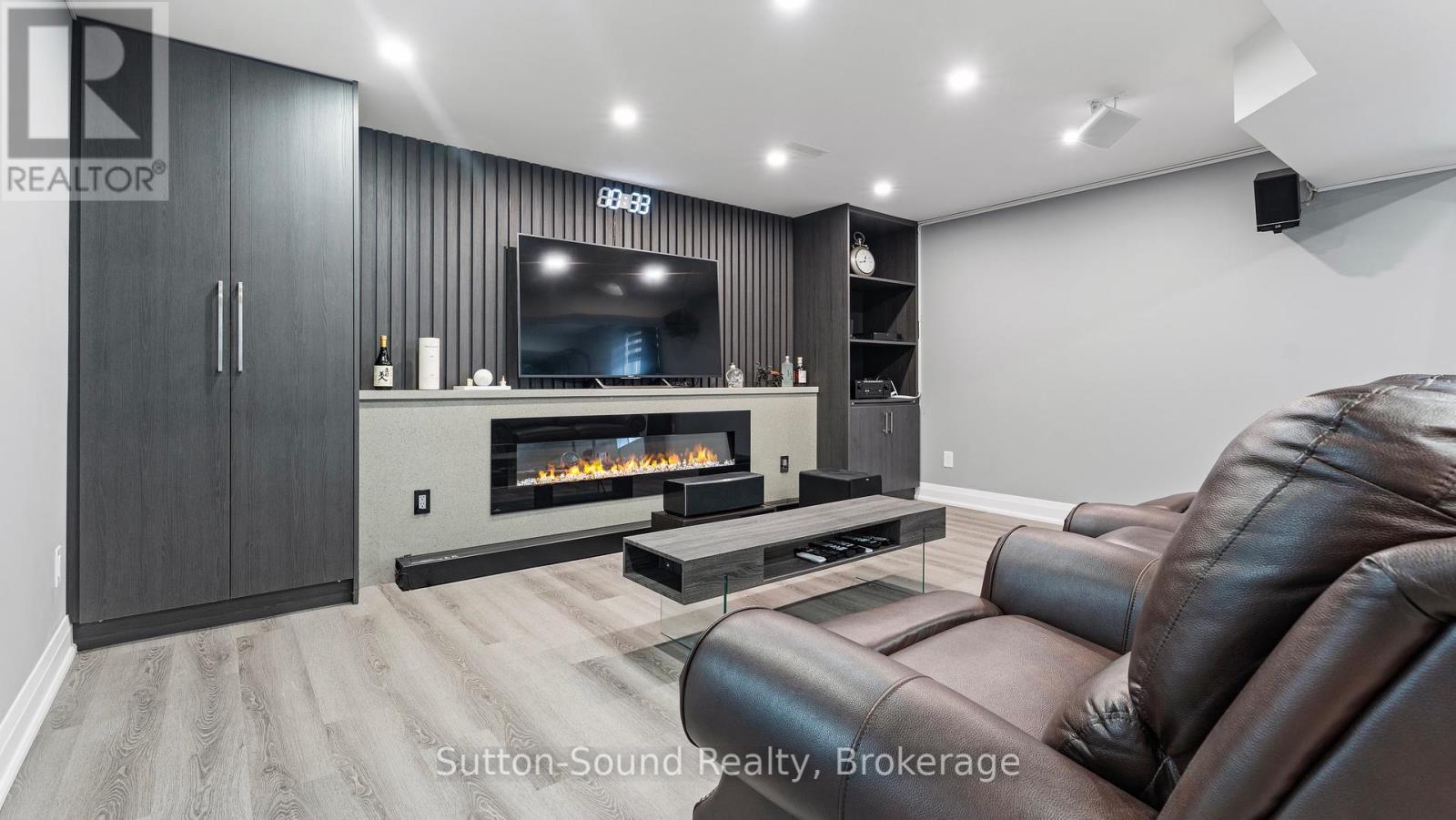 












14 LYDIA LANE

,
Brant (Paris),




Ontario
N3L0H5

