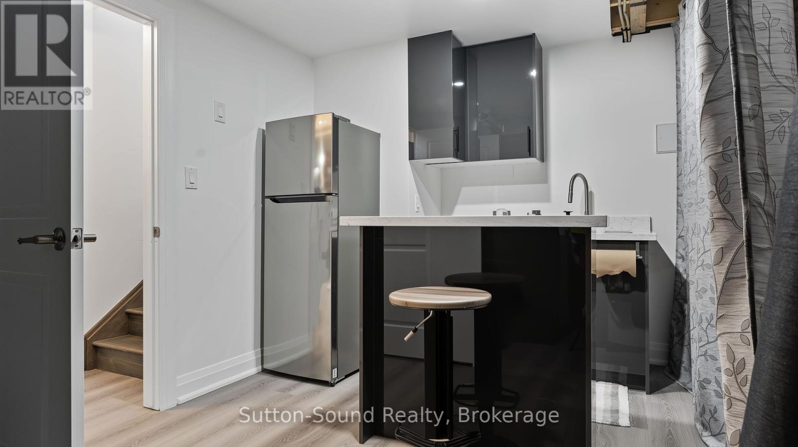 












14 LYDIA LANE

,
Brant (Paris),




Ontario
N3L0H5


