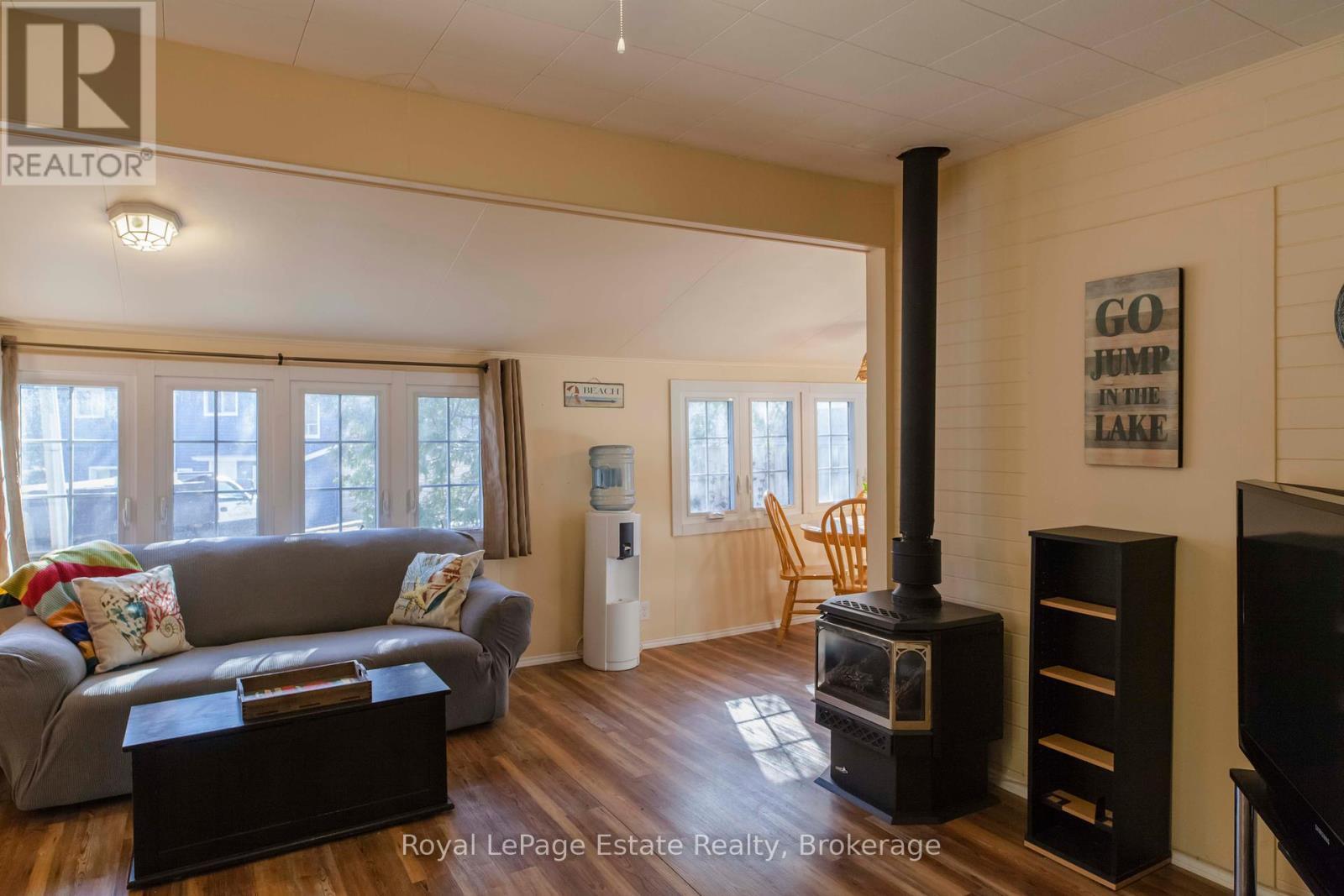 












207 FIRST STREET S

,
South Bruce Peninsula,




Ontario
N0H2G0


