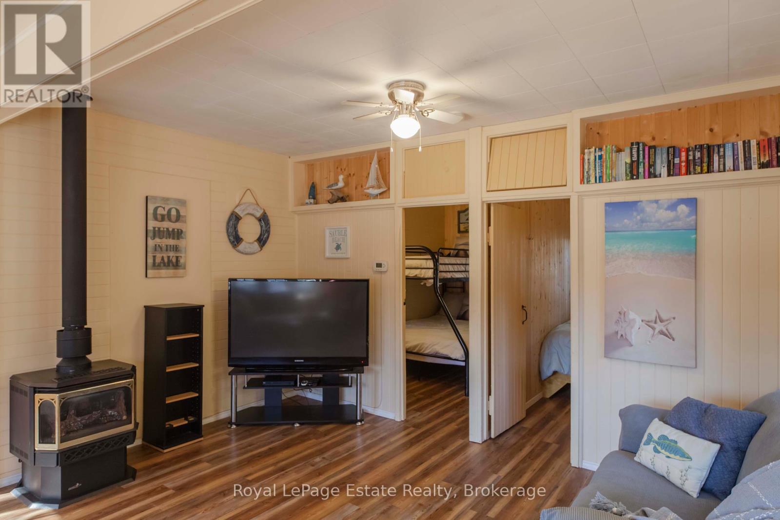 












207 FIRST STREET S

,
South Bruce Peninsula,




Ontario
N0H2G0

