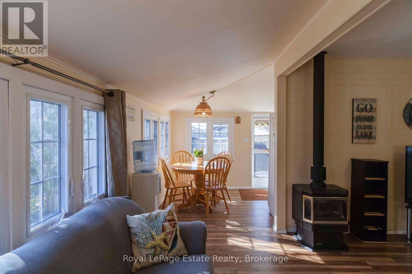 












207 FIRST STREET S

,
South Bruce Peninsula,




Ontario
N0H2G0

