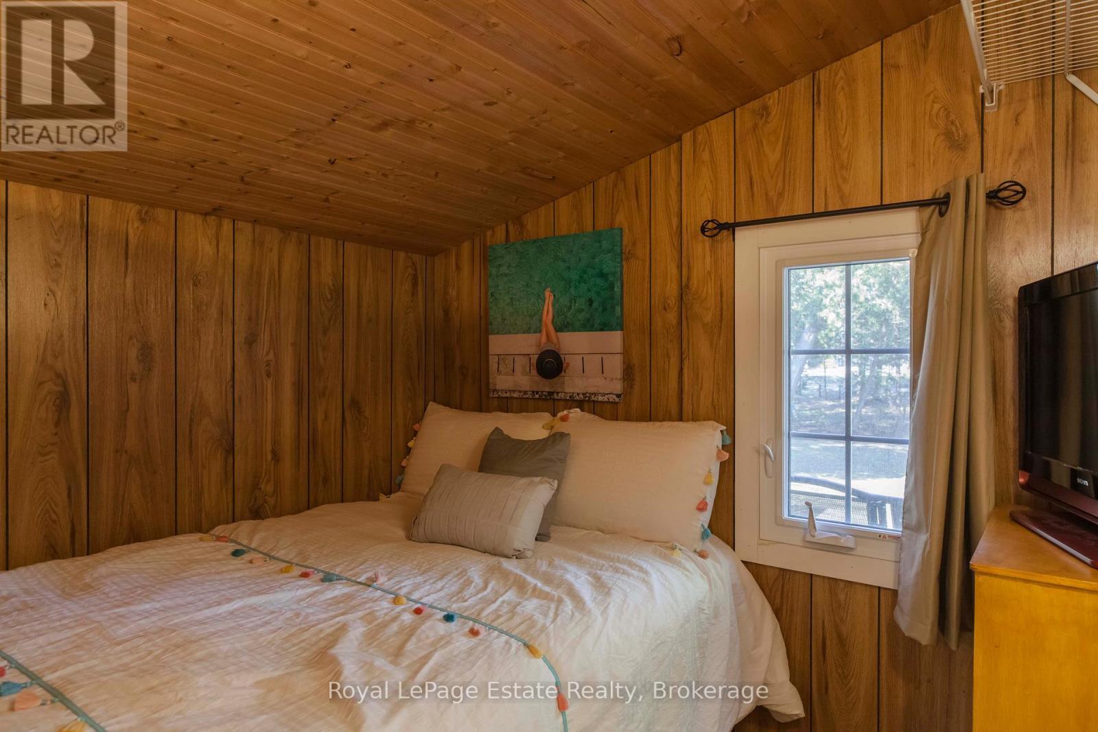 












207 FIRST STREET S

,
South Bruce Peninsula,




Ontario
N0H2G0

