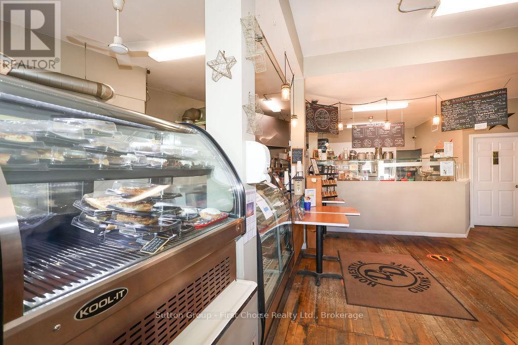












8 WOODSTOCK STREET N

,
East Zorra-Tavistock (Tavistock),




Ontario
N0B2R0

