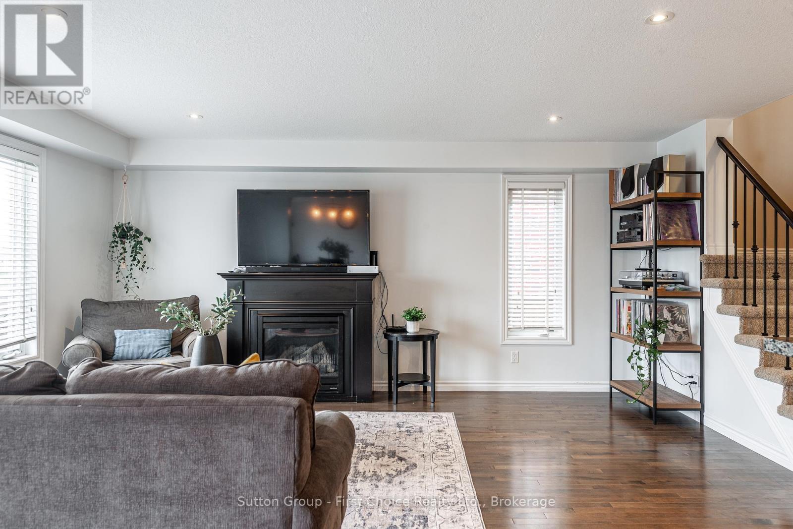 












566 FORMAN AVENUE

,
Stratford,




Ontario
N5A0C6

