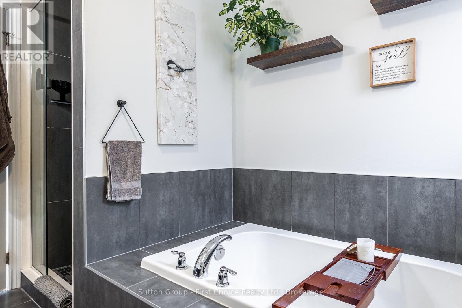 












566 FORMAN AVENUE

,
Stratford,




Ontario
N5A0C6

