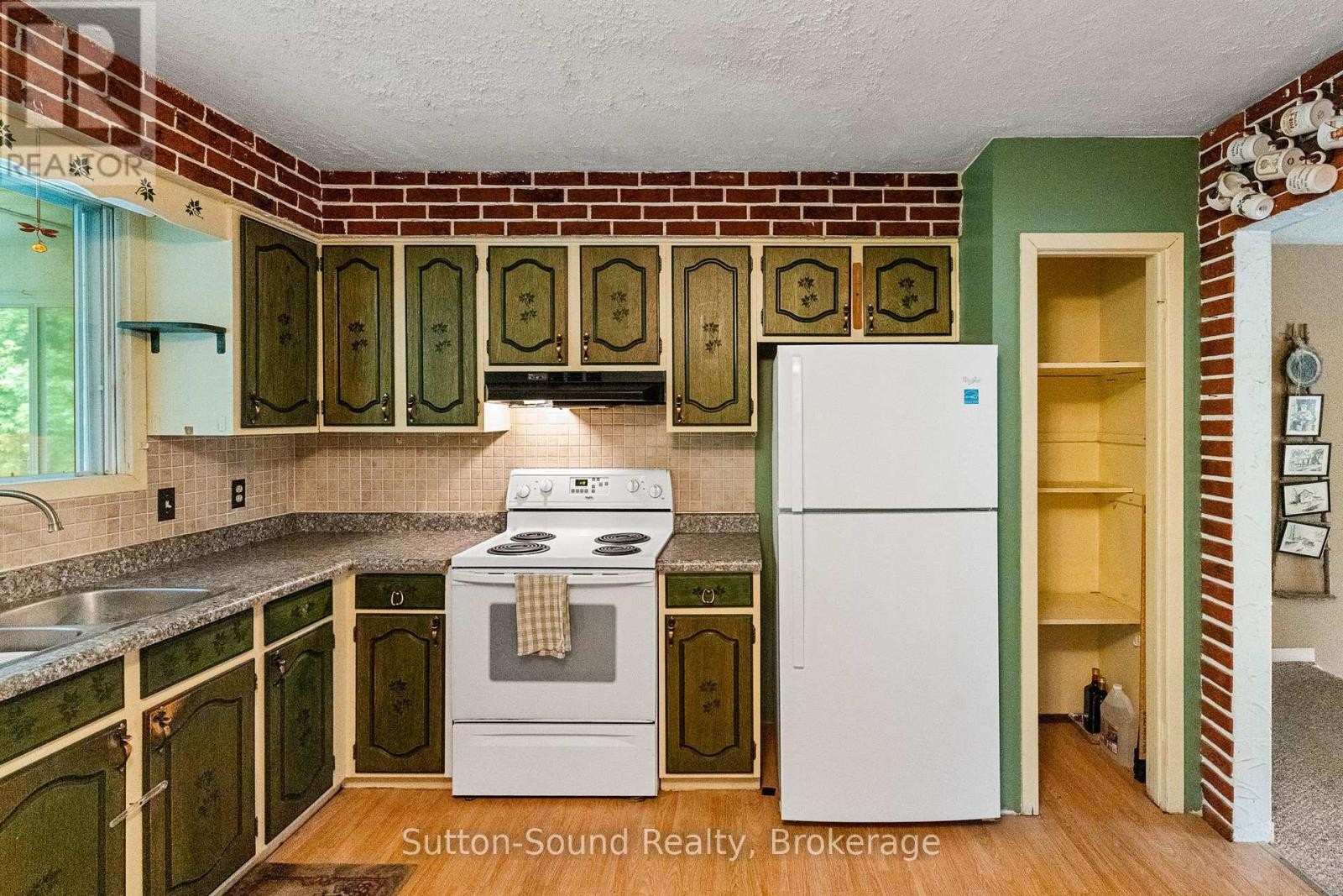 












17 FRONT STREET

,
South Bruce Peninsula,




Ontario
N0H1P0

