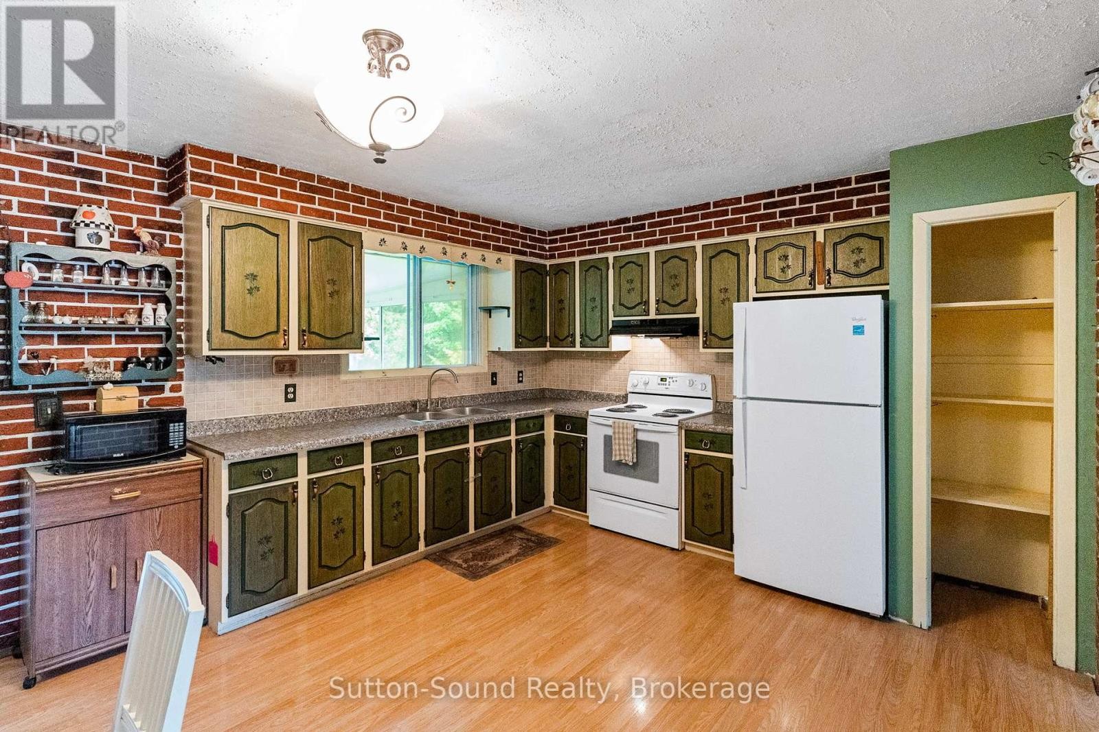 












17 FRONT STREET

,
South Bruce Peninsula,




Ontario
N0H1P0

