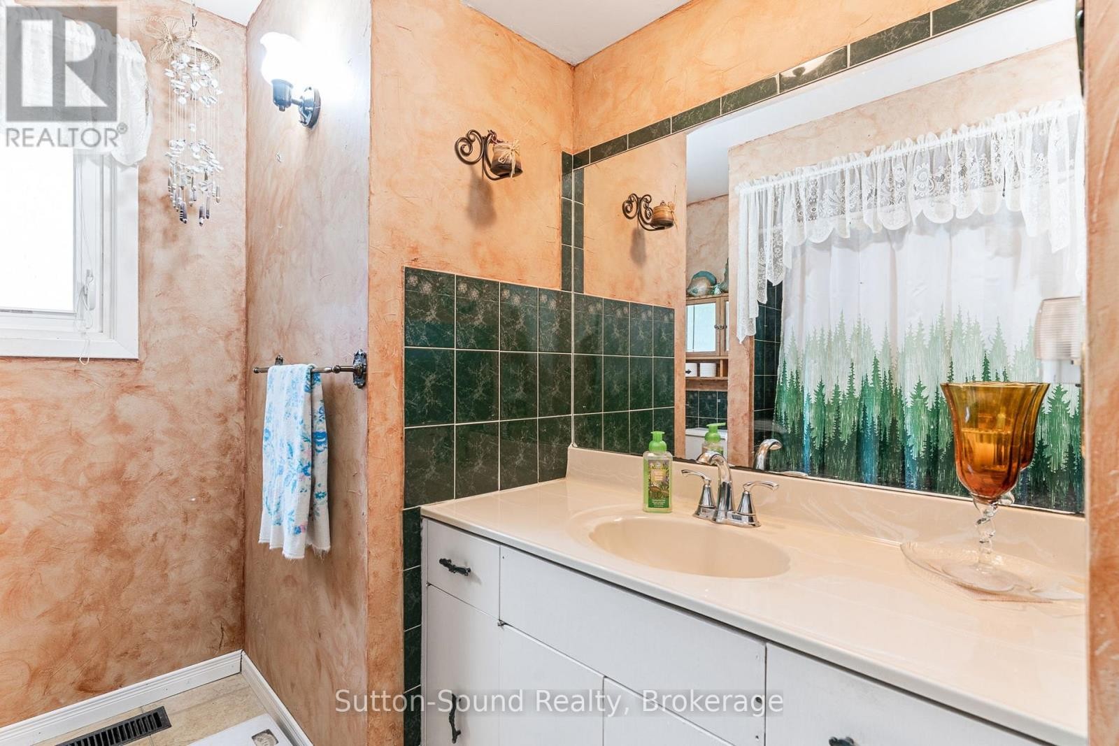 












17 FRONT STREET

,
South Bruce Peninsula,




Ontario
N0H1P0

