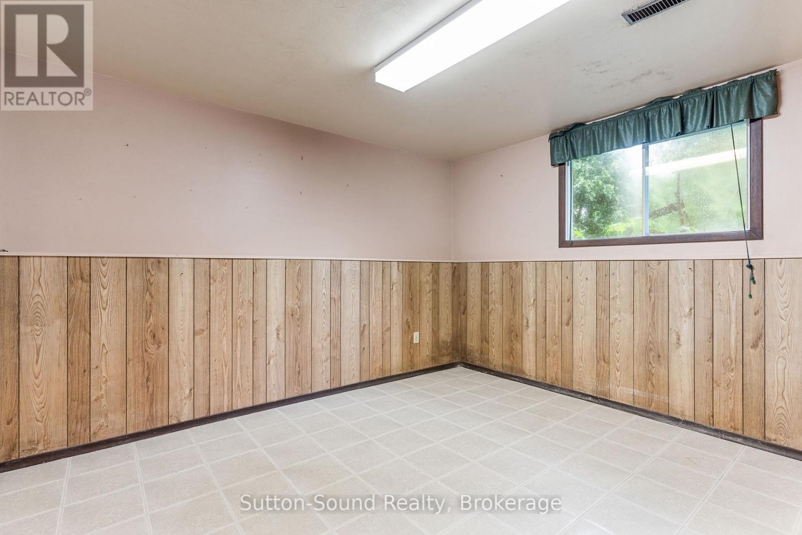 












17 FRONT STREET

,
South Bruce Peninsula,




Ontario
N0H1P0

