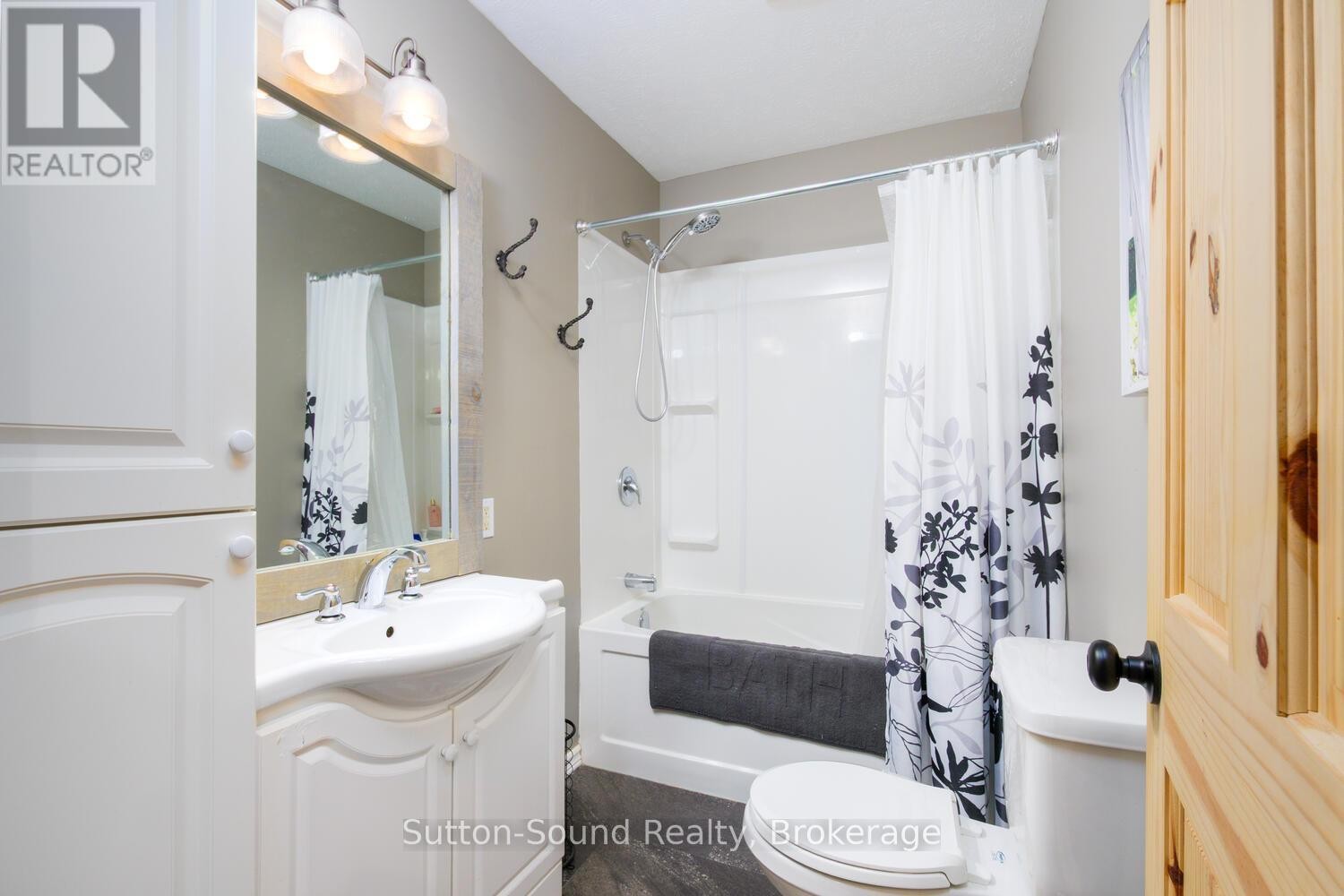 












134 LAKEVIEW DRIVE

,
Georgian Bluffs,




Ontario
N0H2T0

