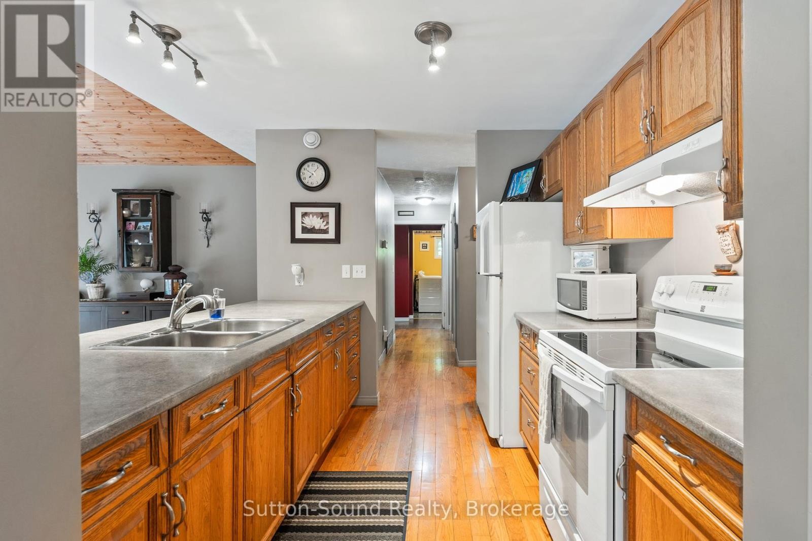 












275 CENTRE DIAGONAL ROAD

,
South Bruce Peninsula,




Ontario
N0H2T0

