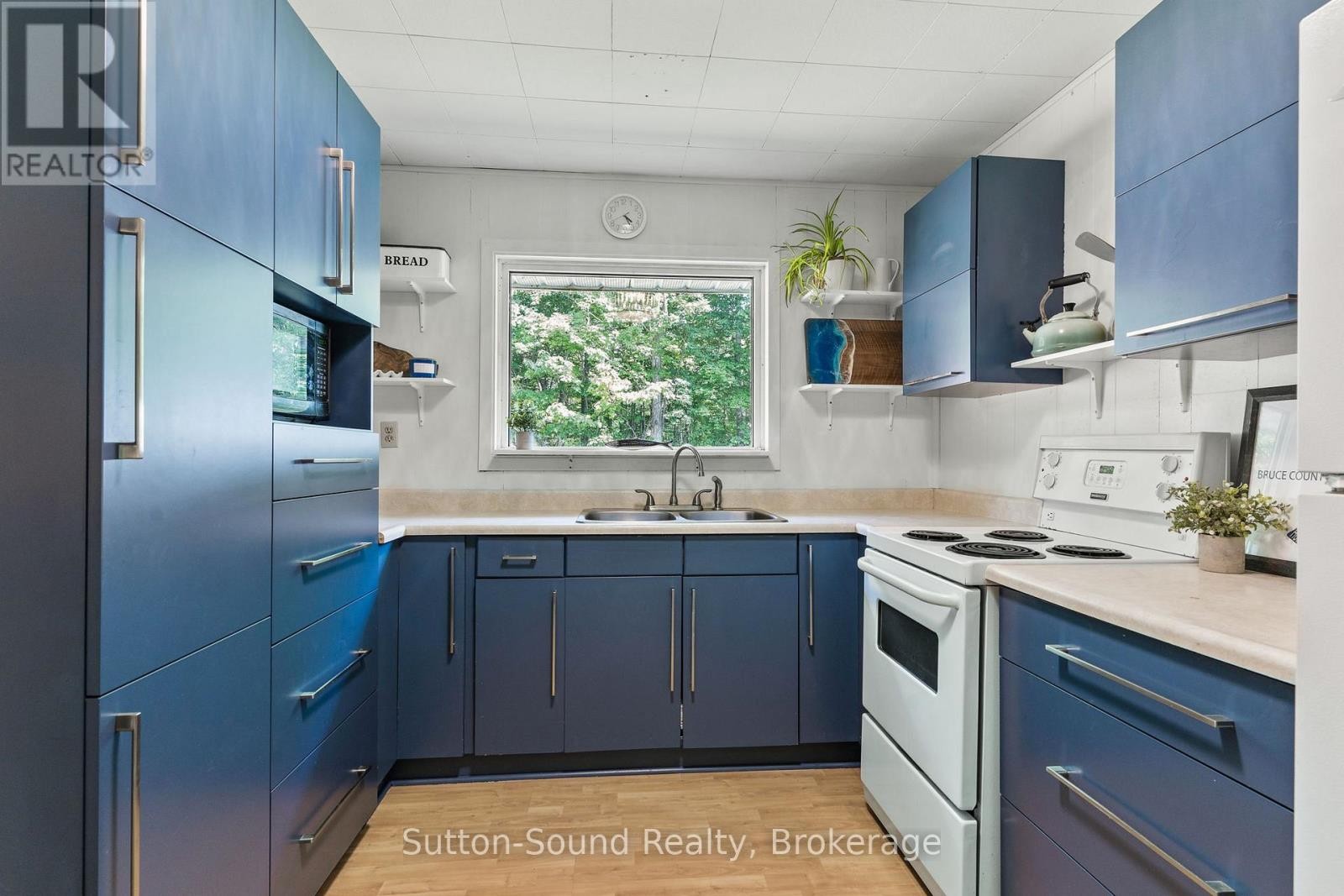 












29 AVELE ROAD

,
South Bruce Peninsula,




Ontario
N0H1X0


