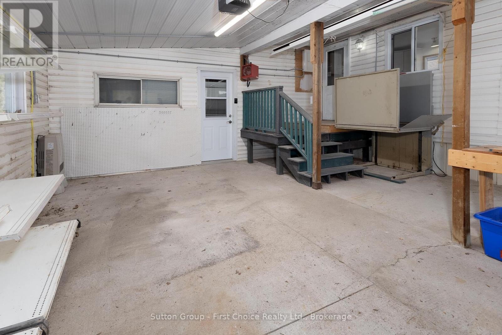 












129 ASH STREET

,
Perth East (Crystal Lake),




Ontario
N5A6S6

