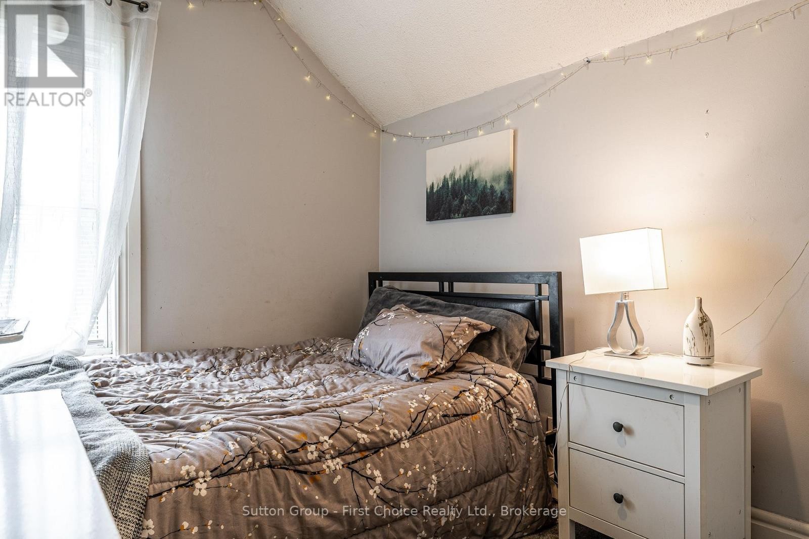 












141 PERTH STREET

,
Stratford,




Ontario
N5A3Y1

