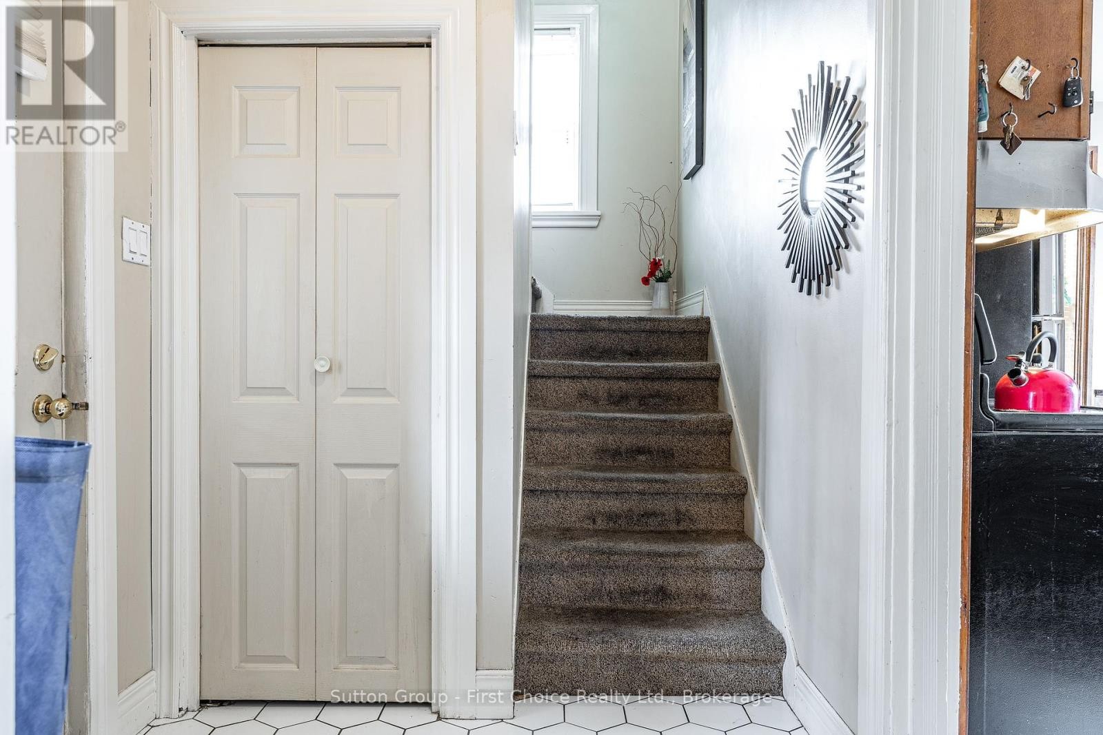 












141 PERTH STREET

,
Stratford,




Ontario
N5A3Y1

