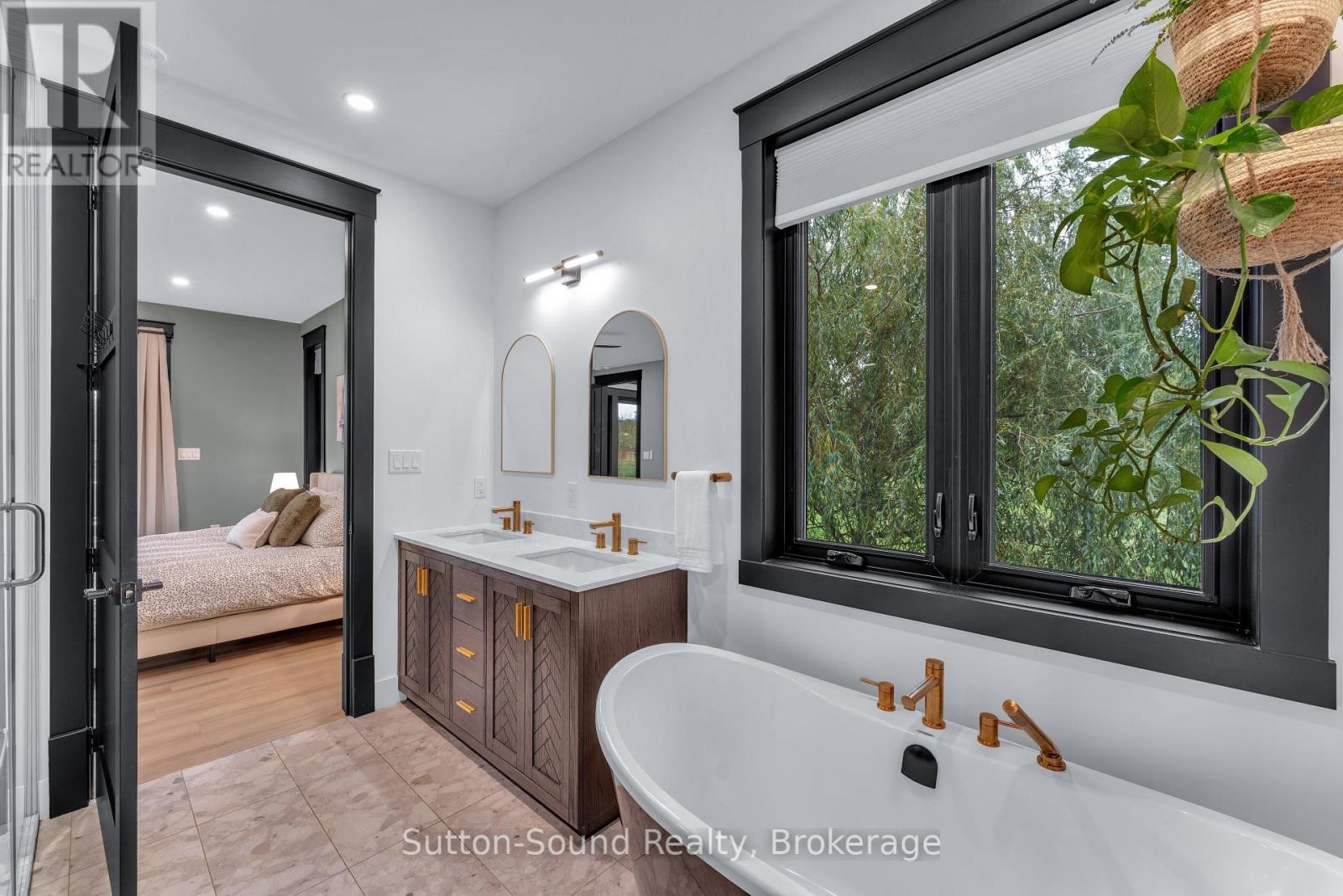 












401091 GREY ROAD 17

,
Georgian Bluffs,




Ontario
N0H2T0


