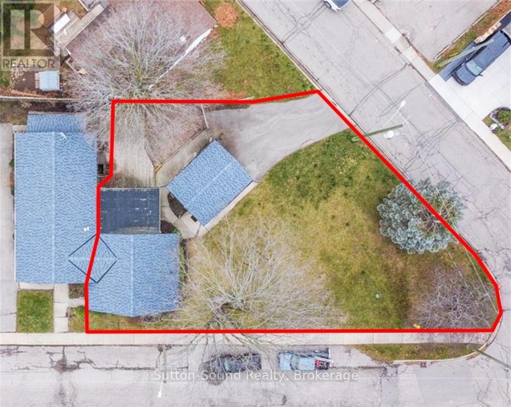 












B - 19 CREEDEN STREET

,
Brant (Paris),




Ontario
N3L2B8

