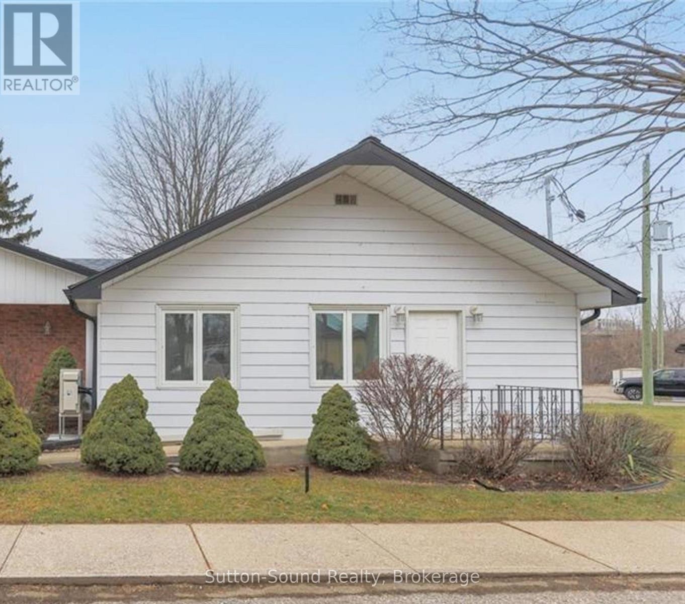 












B - 19 CREEDEN STREET

,
Brant (Paris),




Ontario
N3L2B8

