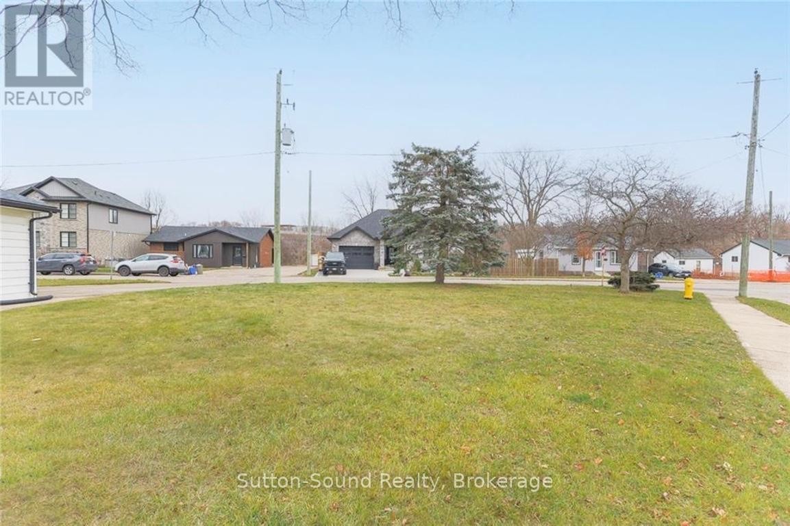 












B - 19 CREEDEN STREET

,
Brant (Paris),




Ontario
N3L2B8


