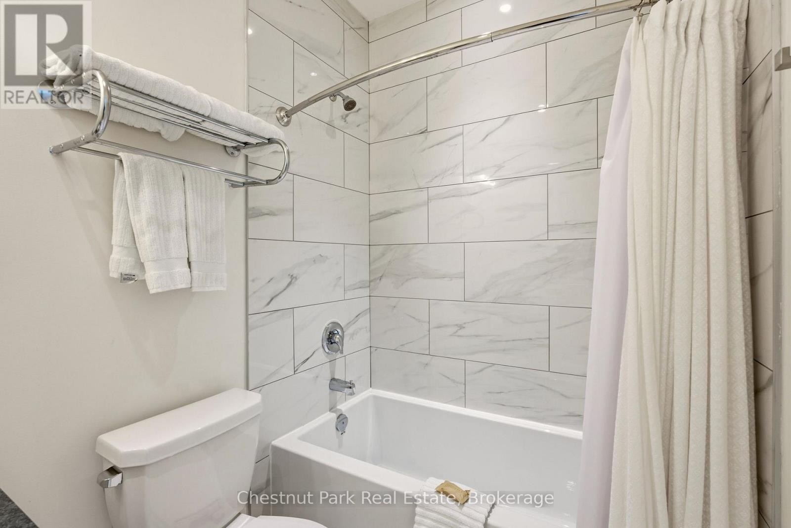 












BHVB201 - 1869 MUSKOKA RD 118 WEST ROAD

,
Muskoka Lakes (Monck (Muskoka Lakes)),




Ontario
P1L1W8

