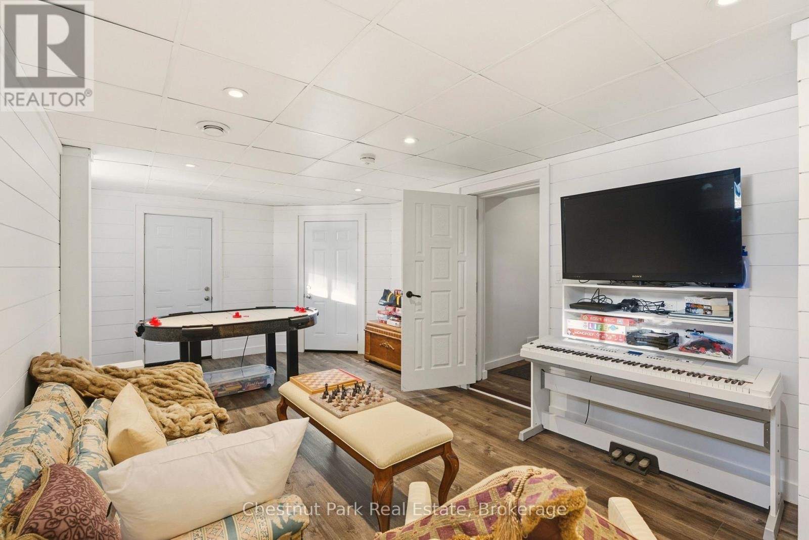 












2487 FALKENBURG ROAD

,
Muskoka Lakes (Watt),




Ontario
P0B1J0

