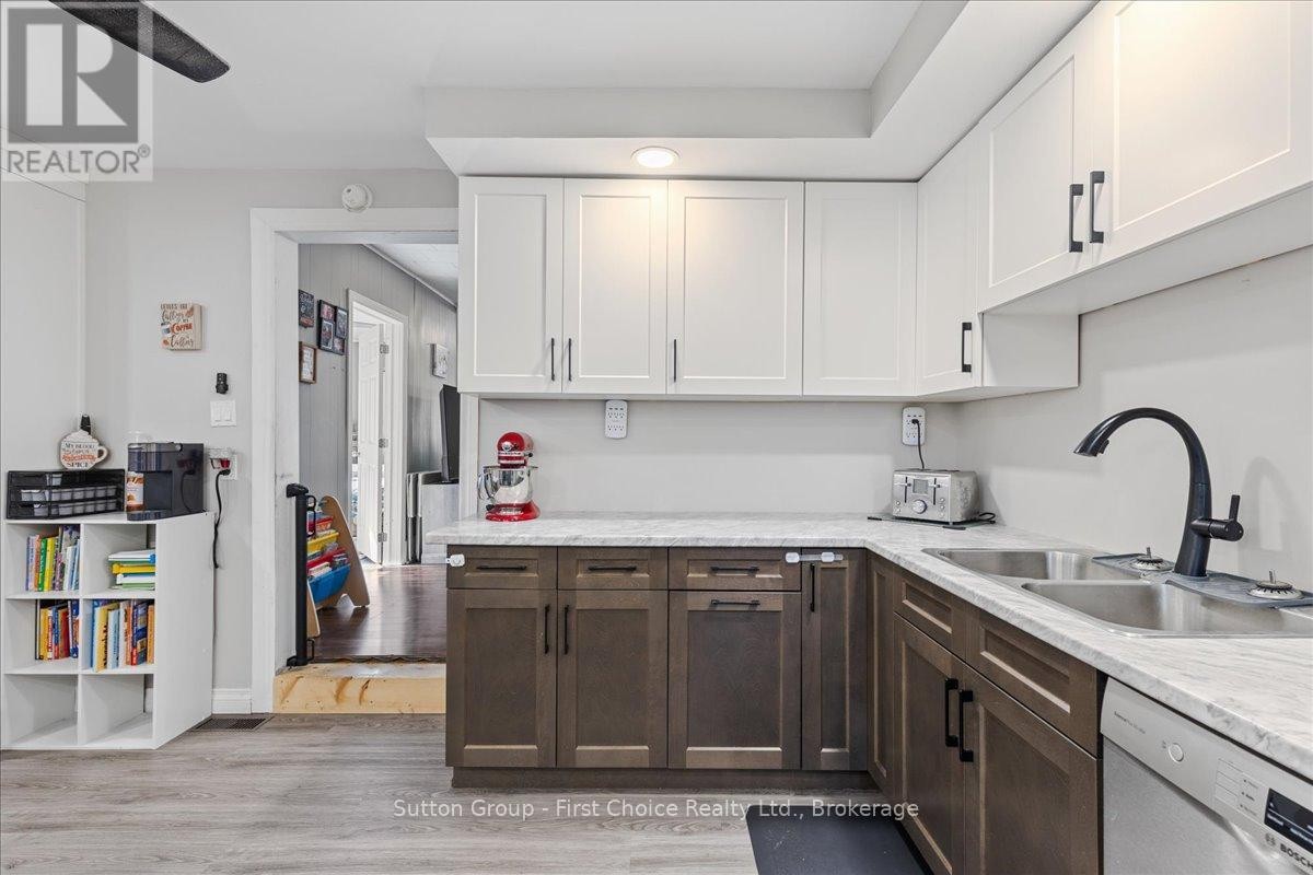 












33 VICTORIA STREET

,
West Perth (Mitchell),




Ontario
N0K1N0

