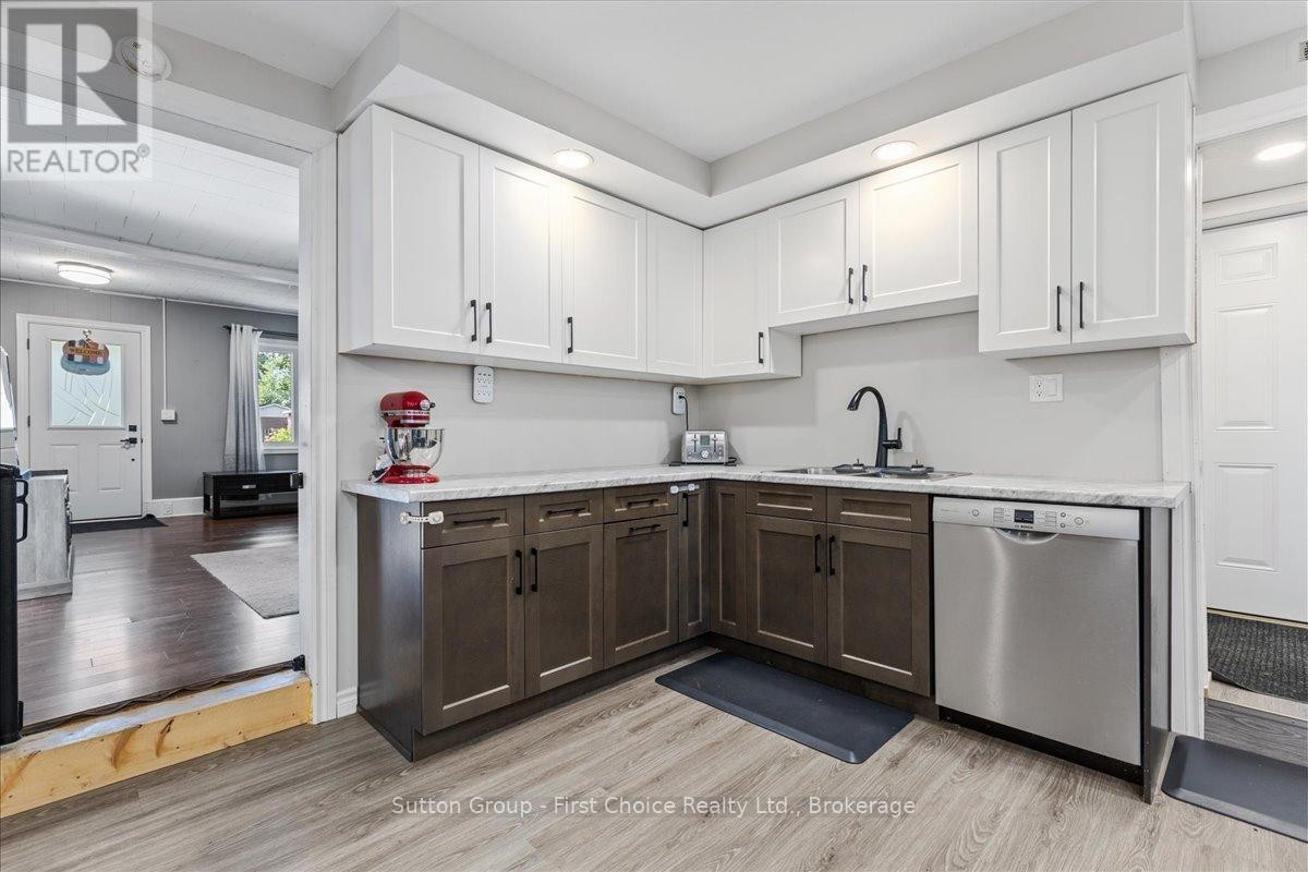 












33 VICTORIA STREET

,
West Perth (Mitchell),




Ontario
N0K1N0

