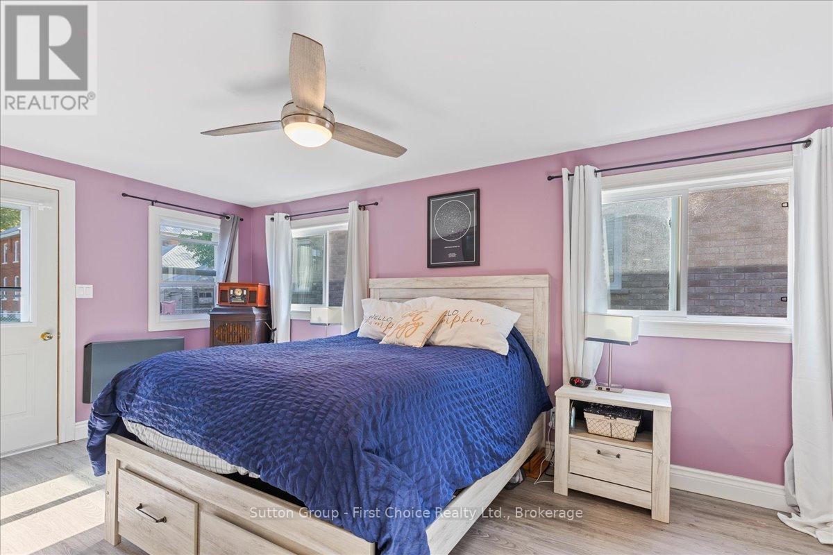 












33 VICTORIA STREET

,
West Perth (Mitchell),




Ontario
N0K1N0

