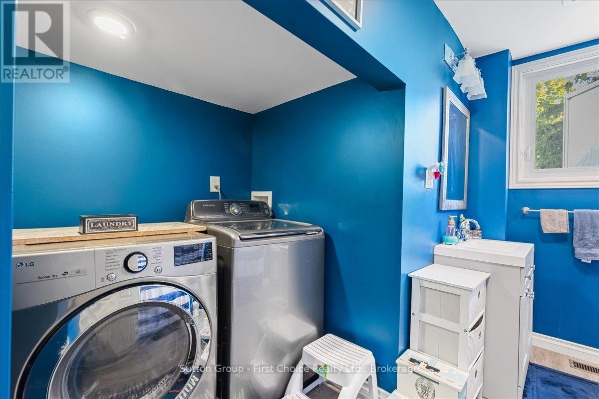 












33 VICTORIA STREET

,
West Perth (Mitchell),




Ontario
N0K1N0

