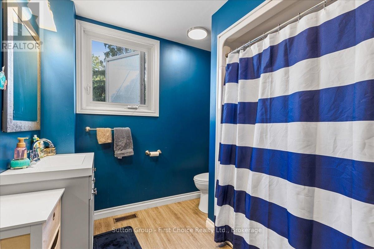 












33 VICTORIA STREET

,
West Perth (Mitchell),




Ontario
N0K1N0

