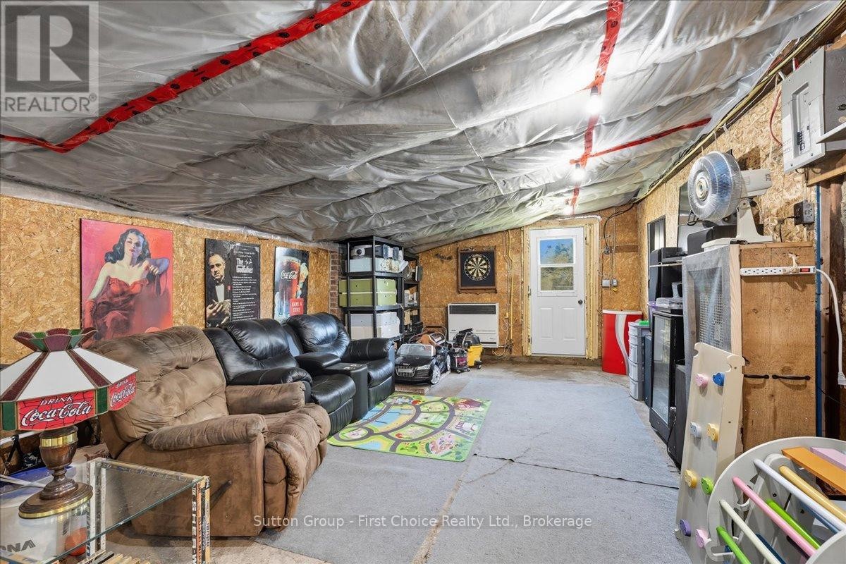 












33 VICTORIA STREET

,
West Perth (Mitchell),




Ontario
N0K1N0

