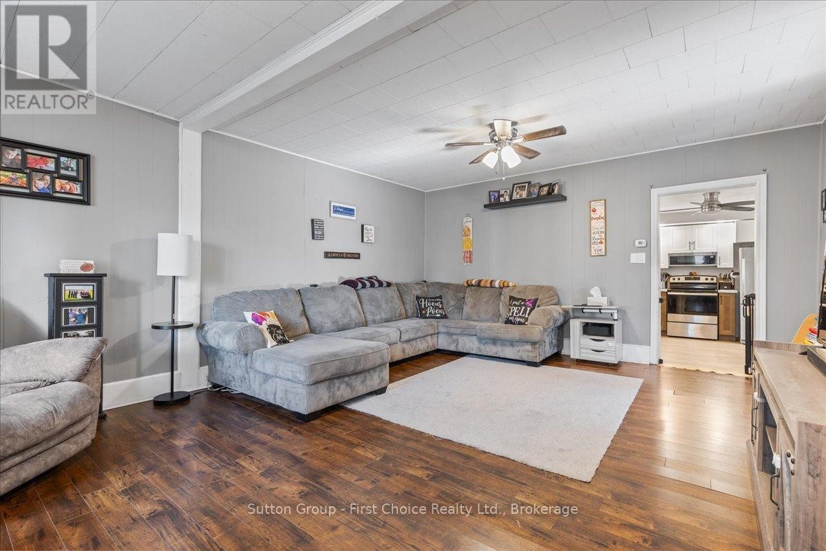 












33 VICTORIA STREET

,
West Perth (Mitchell),




Ontario
N0K1N0

