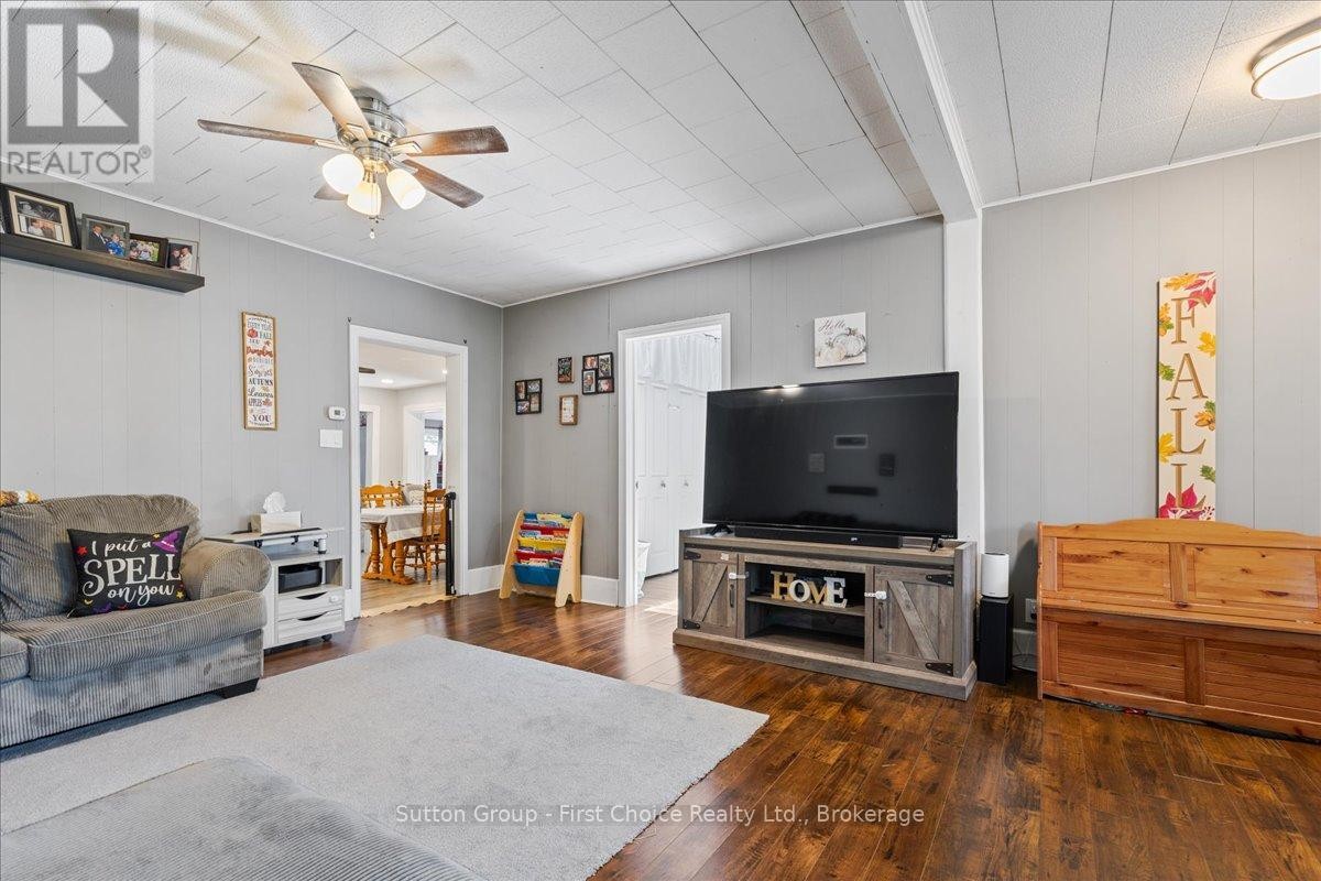 












33 VICTORIA STREET

,
West Perth (Mitchell),




Ontario
N0K1N0

