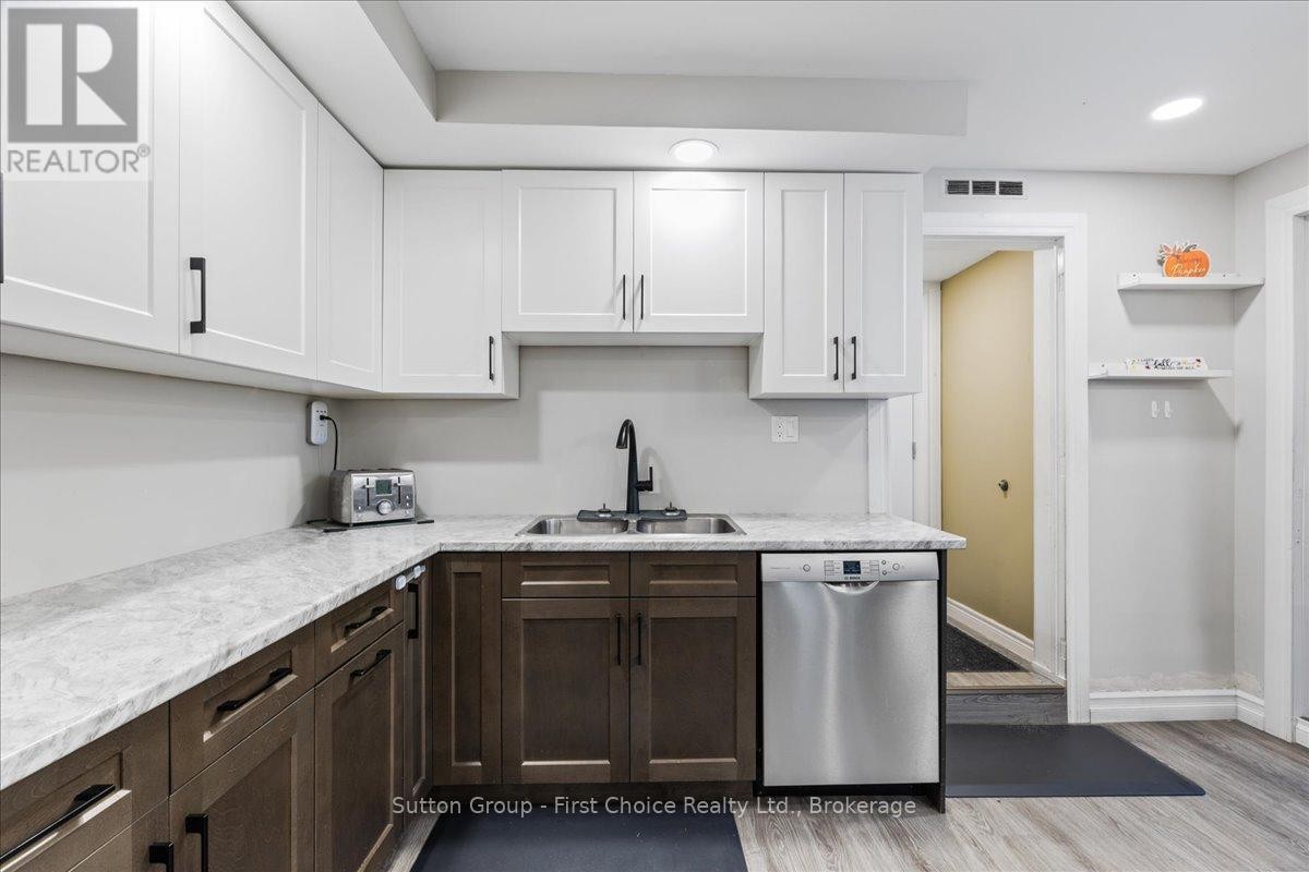 












33 VICTORIA STREET

,
West Perth (Mitchell),




Ontario
N0K1N0

