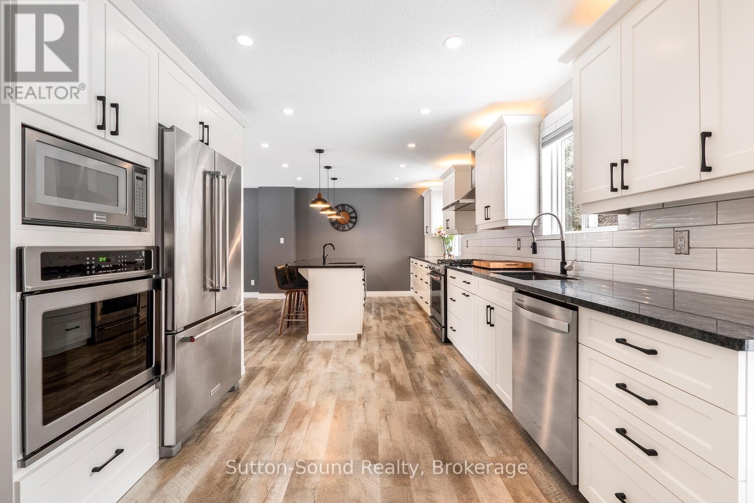 












35 PINE TREE DRIVE

,
South Bruce Peninsula,




Ontario
N0H1P0

