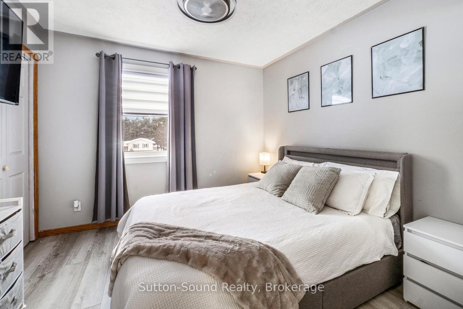 












35 PINE TREE DRIVE

,
South Bruce Peninsula,




Ontario
N0H1P0

