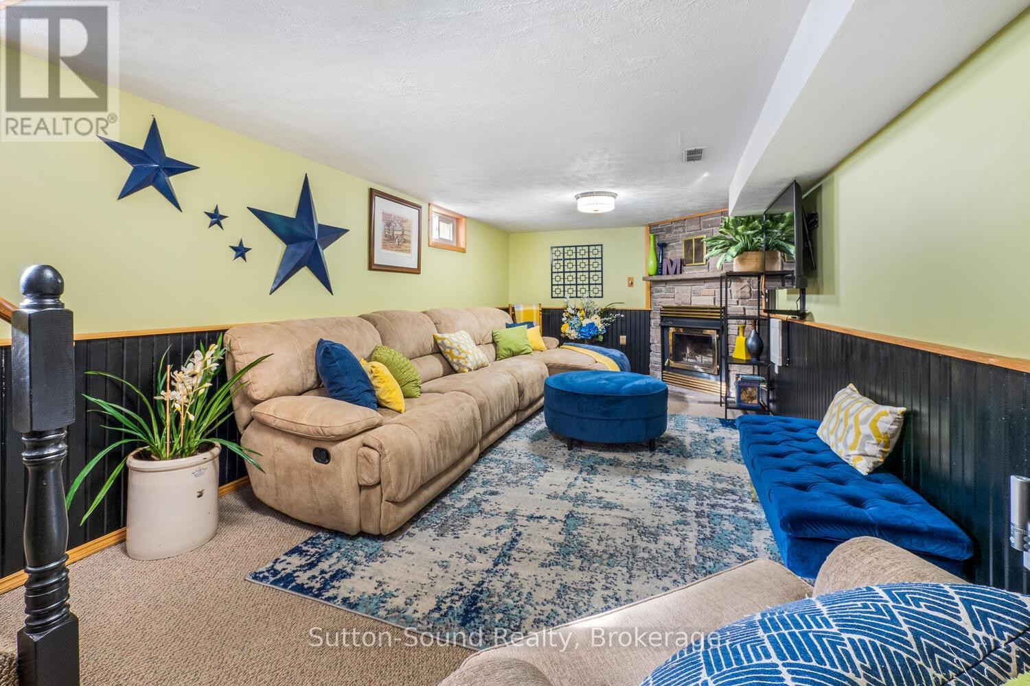 












35 PINE TREE DRIVE

,
South Bruce Peninsula,




Ontario
N0H1P0

