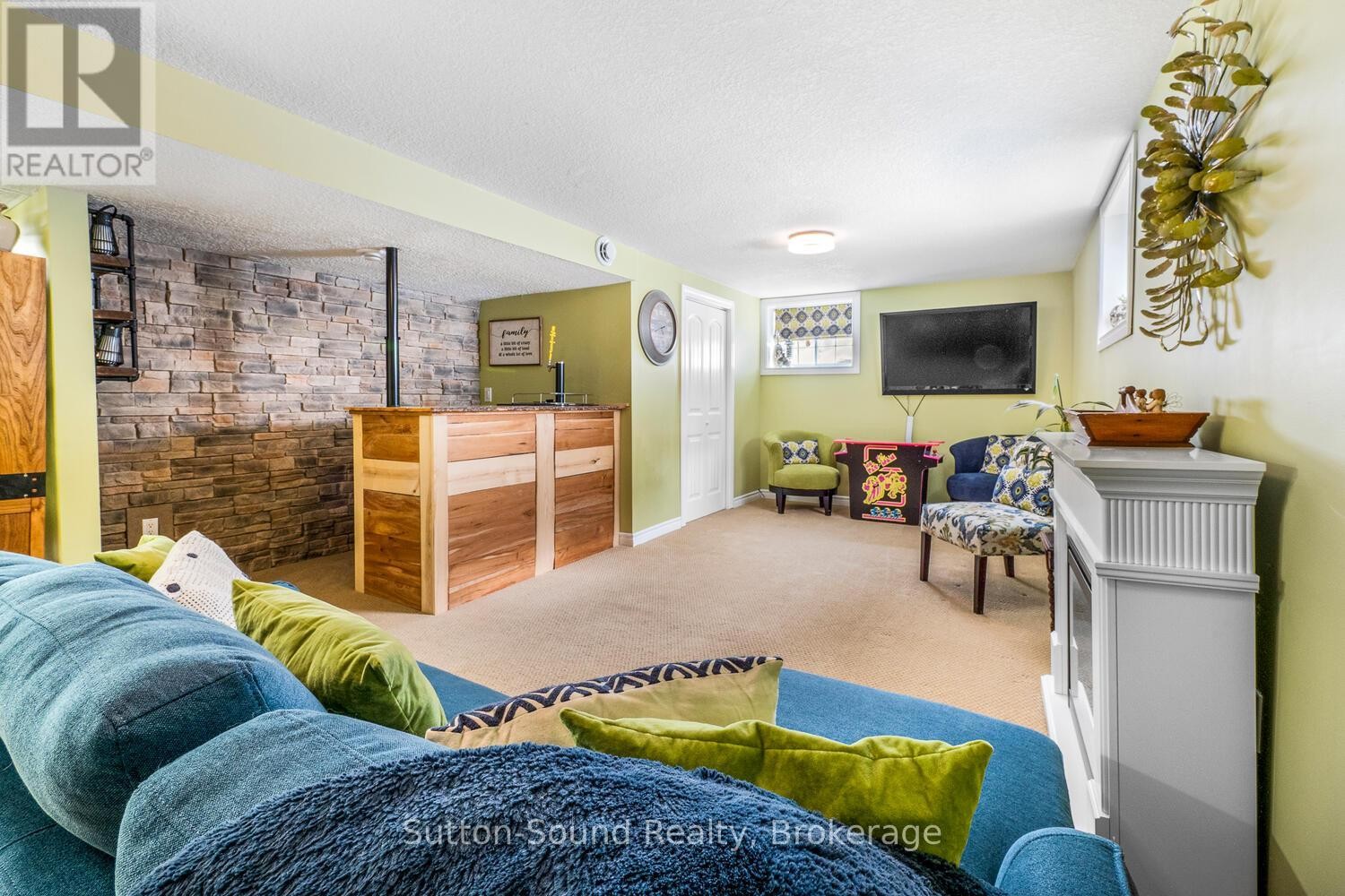 












35 PINE TREE DRIVE

,
South Bruce Peninsula,




Ontario
N0H1P0

