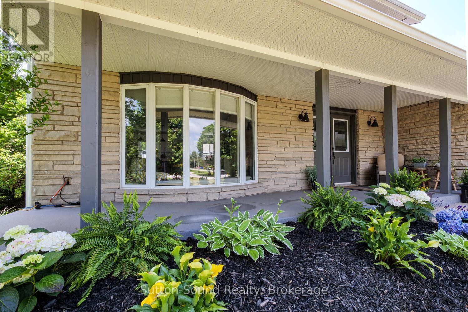 












35 PINE TREE DRIVE

,
South Bruce Peninsula,




Ontario
N0H1P0

