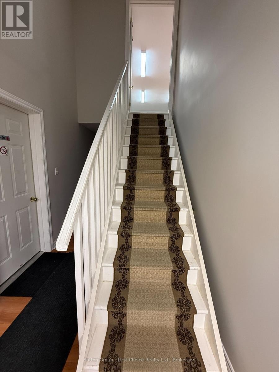 












A - 90 LINTON AVENUE

,
Stratford,




Ontario
N5A0B1

