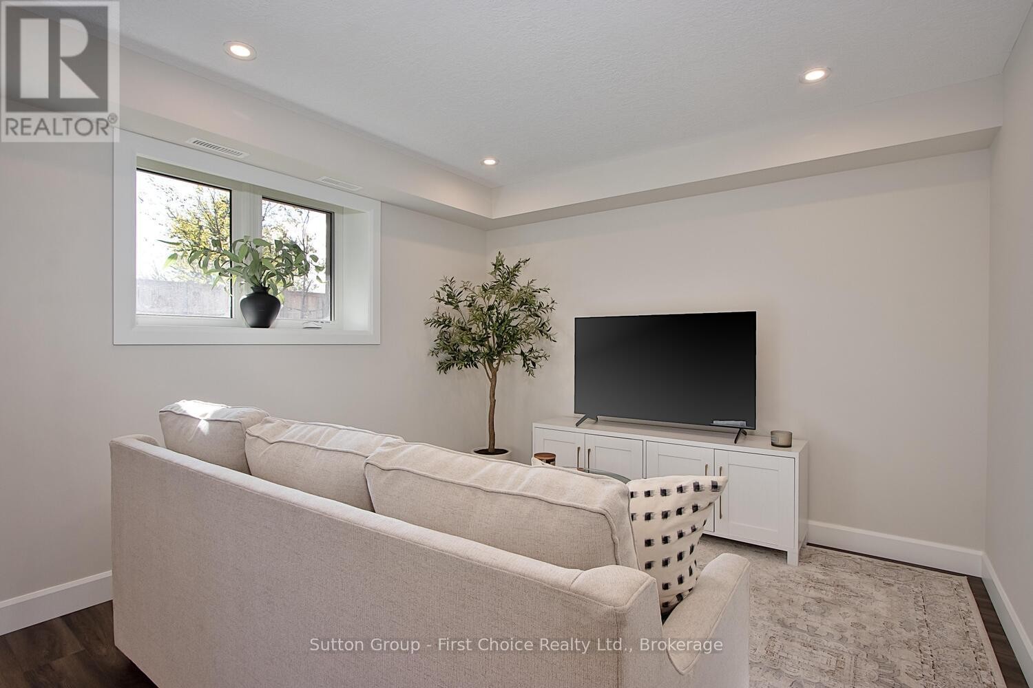 












UNIT 13 - 3202 VIVIAN LINE

,
Stratford,




Ontario
N5A0K6

