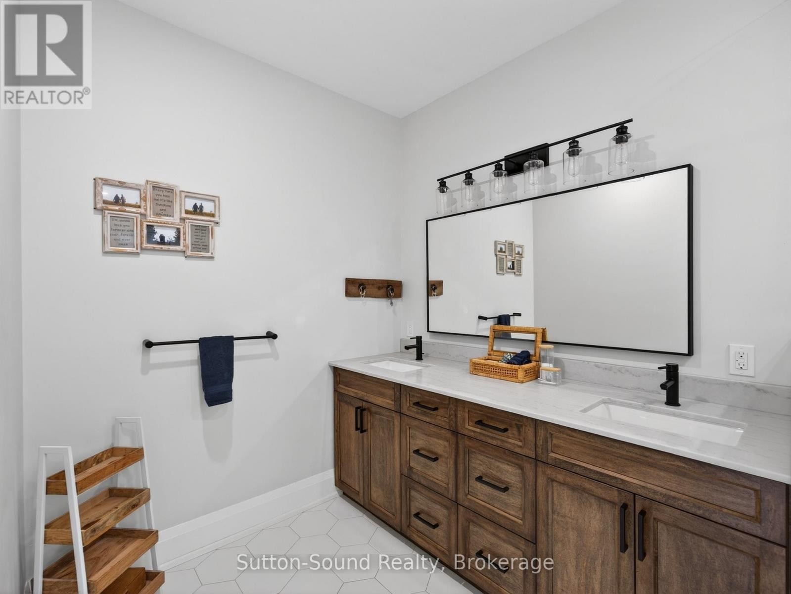












240 BRUCE STREET

,
South Bruce Peninsula,




Ontario
N0H1P0

