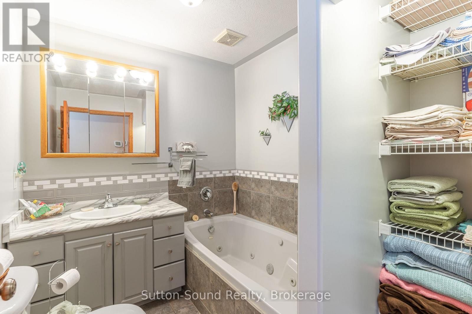 












442513 21 CONCESSION

,
Georgian Bluffs,




Ontario
N0H2T0

