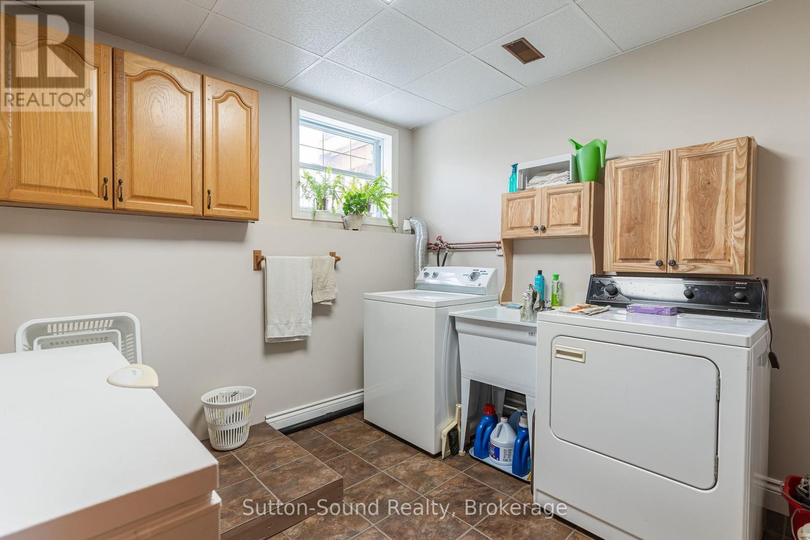 












442513 21 CONCESSION

,
Georgian Bluffs,




Ontario
N0H2T0

