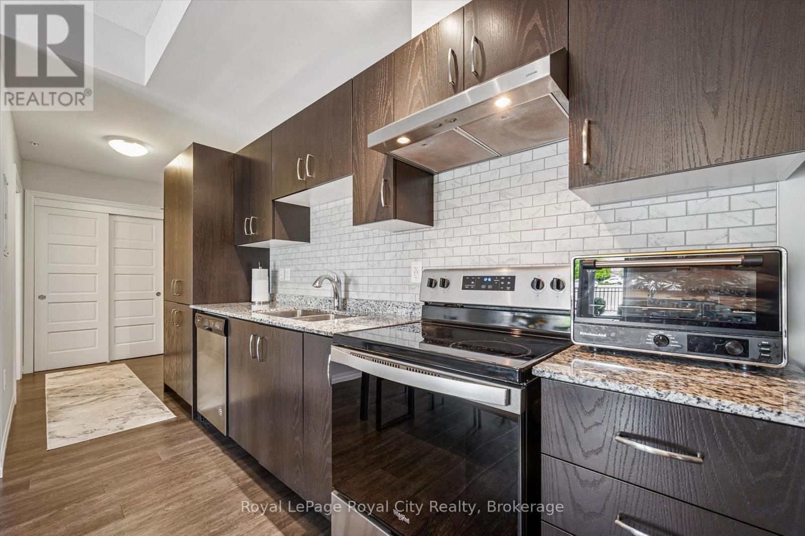 












121 - 35 KINGSBURY SQUARE

,
Guelph (Pineridge/Westminster Woods),




Ontario
N1L0J4

