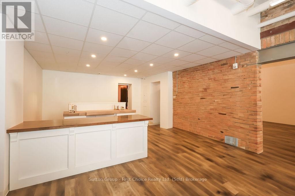 












17 ONTARIO STREET

,
Stratford,




Ontario
N5A3G7

