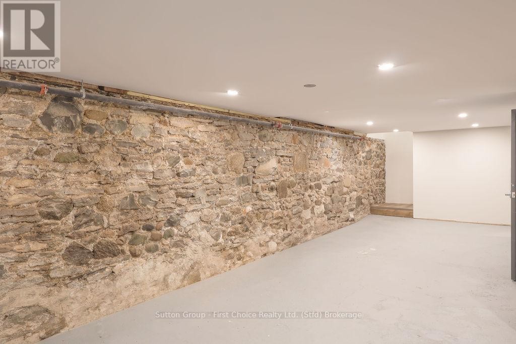 












17 ONTARIO STREET

,
Stratford,




Ontario
N5A3G7

