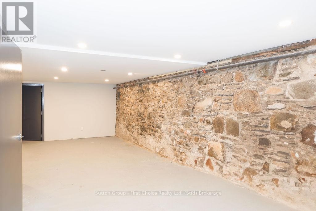 












17 ONTARIO STREET

,
Stratford,




Ontario
N5A3G7

