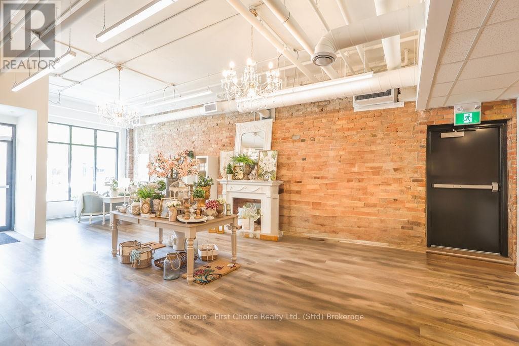 












17 ONTARIO STREET

,
Stratford,




Ontario
N5A3G7

