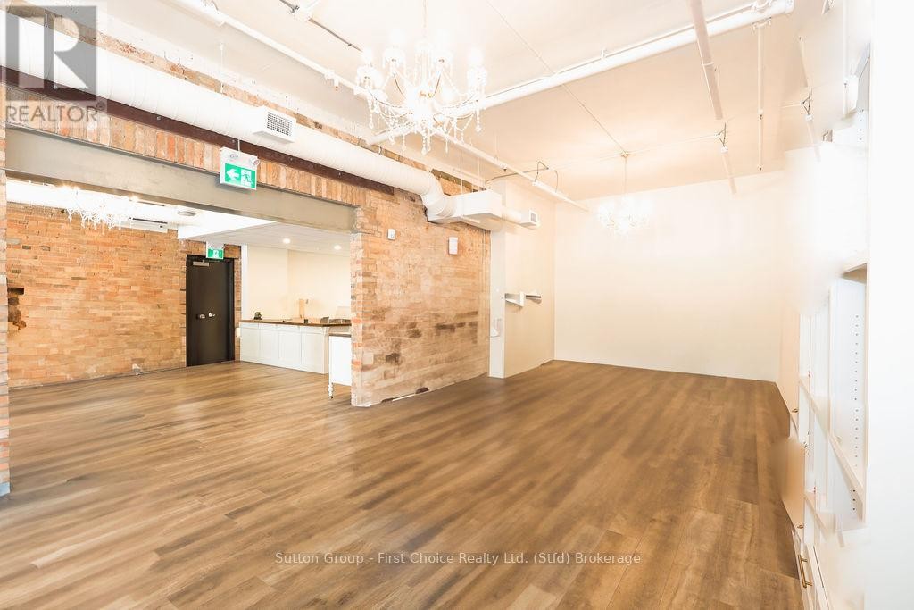 












17 ONTARIO STREET

,
Stratford,




Ontario
N5A3G7

